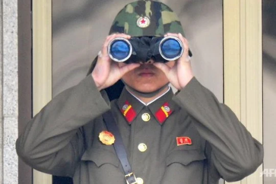 Một binh lính CHDCND Triều Tiên canh gác tại Bàn Môn Điếm - Ảnh: AFP