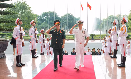 Đô đốc Harris và Trung tướng Phan Văn Giang, Tổng Tham mưu trưởng Quân đội Việt Nam. Ảnh: ĐSQ Mỹ tại Việt Nam