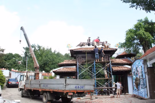 Người dân cho hay nhiều thợ mộc ở các tỉnh phía Bắc được đại gia vàng thuê vào dỡ bỏ khu biệt thự trăm tỷ. Ảnh: C. Thái