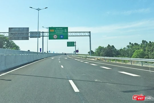 Cao tốc Đà Nẵng - Quảng Ngãi vừa thông xe đã hỏng, phải bóc bỏ nhiều đoạn mặt đường để làm lại. Ảnh: Xuân Mai