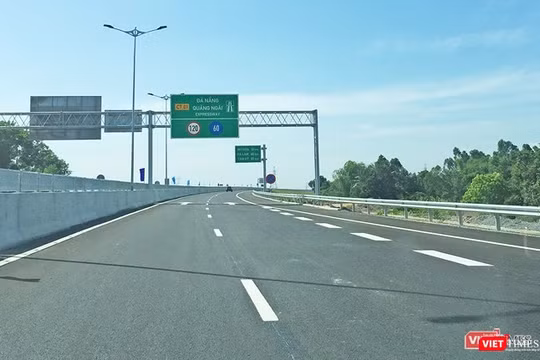 Cao tốc Đà Nẵng - Quảng Ngãi vừa thông xe đã hỏng, phải bóc bỏ nhiều đoạn mặt đường để làm lại. Ảnh: Xuân Mai