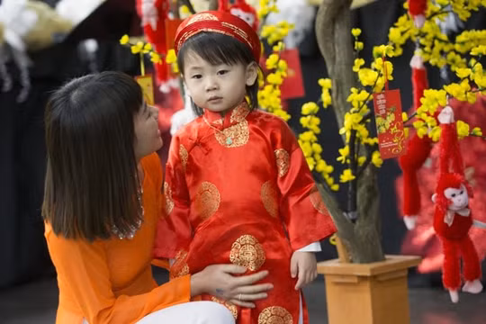 Cô Tran Kim ở thành phố Troutdale dẫn con trai Shane Kim, 2 tuổi, tới tham dự buổi lễ mừng xuân Bính Thân do cộng đồng người Việt tổ chức tại Trung tâm Hội nghị Oregon, thành phố Portland, bang Oregon ngày 6/2. 