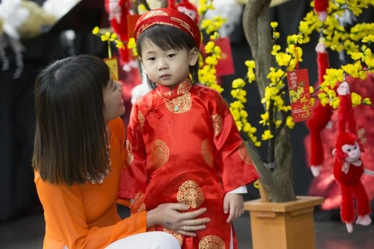 Cô Tran Kim ở thành phố Troutdale dẫn con trai Shane Kim, 2 tuổi, tới tham dự buổi lễ mừng xuân Bính Thân do cộng đồng người Việt tổ chức tại Trung tâm Hội nghị Oregon, thành phố Portland, bang Oregon ngày 6/2. 