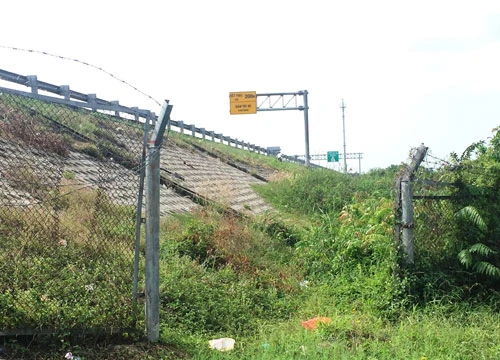 Người dân tự ý cắt rào chắn làm cổng để vào đường cao tốc TP HCM - Trung Lương Ảnh: MINH SƠN