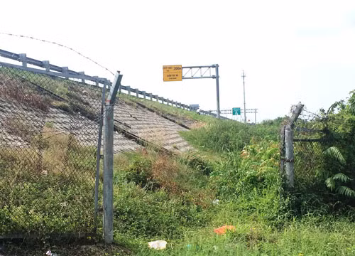 Người dân tự ý cắt rào chắn làm cổng để vào đường cao tốc TP HCM - Trung Lương Ảnh: MINH SƠN