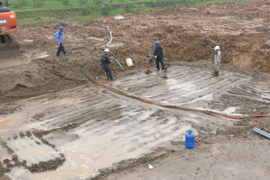 Đường ống nước sạch sông Đà trong một lần vỡ - Ảnh: Lâm Hoài