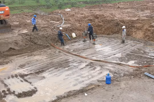 Đường ống nước sạch sông Đà trong một lần vỡ - Ảnh: Lâm Hoài