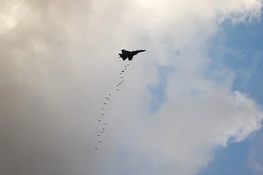 Su-30MKI của Ấn Độ thả cùng lúc 26 quả bom, ngày 18.3.2016 - Ảnh: bmpd/Angad Singh