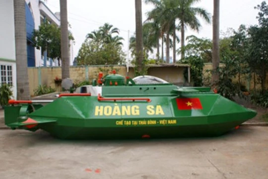 Tàu ngầm mini Hoàng Sa được sơn màu xanh