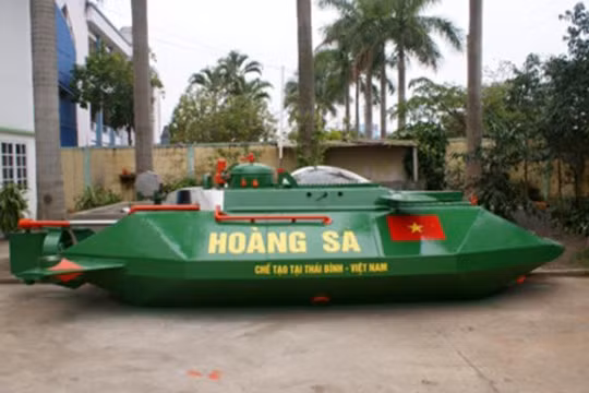 Tàu ngầm mini Hoàng Sa được sơn màu xanh