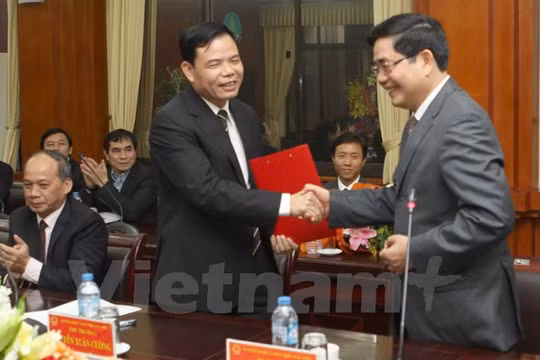 Ông Nguyễn Xuân Dương nhận quyết định bổ nhiệm giữ chức vụ Thứ trưởng Bộ Nông nghiệp và Phát triển Nông thôn. (Ảnh: PV/Vietnam+