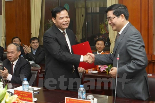 Ông Nguyễn Xuân Dương nhận quyết định bổ nhiệm giữ chức vụ Thứ trưởng Bộ Nông nghiệp và Phát triển Nông thôn. (Ảnh: PV/Vietnam+