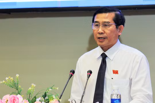 Ông Lê Văn Hưởng - chủ tịch UBND tỉnh Tiền Giang - trả lời chất vấn tại kỳ họp thứ 5 HĐND tỉnh Tiền Giang khóa IX - Ảnh: Mậu Trường