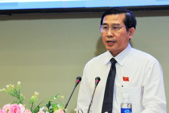 Ông Lê Văn Hưởng - chủ tịch UBND tỉnh Tiền Giang - trả lời chất vấn tại kỳ họp thứ 5 HĐND tỉnh Tiền Giang khóa IX - Ảnh: Mậu Trường