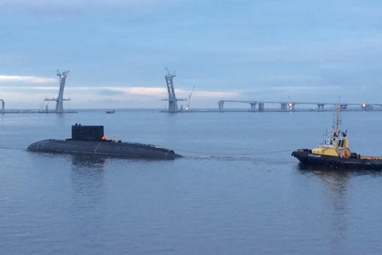Tàu ngầm Đà Nẵng đang được lai dắt đến tàu hàng Rolldock Star ngày 12.12 - Ảnh: airbase