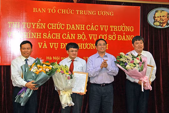 Từ trái qua: ông Nguyễn Xuân Liết, ông Phạm Mạnh Khởi, ông Phạm Minh Chính (Ủy viên Bộ Chính trị, Bí thư Trung ương Đảng, Trưởng Ban Tổ chức Trung ương), và ông Đỗ Phương Đông. Ảnh: Tạp chí Xây Dựng Đảng