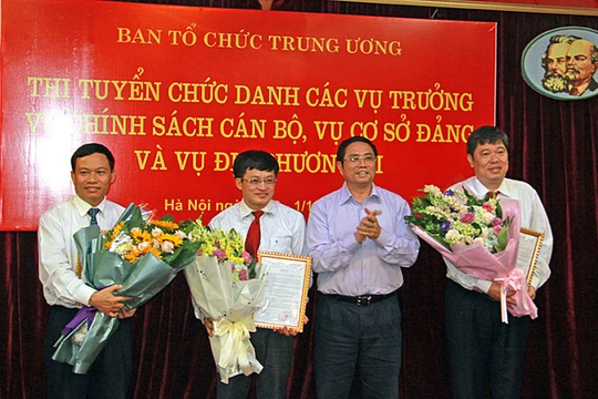 Từ trái qua: ông Nguyễn Xuân Liết, ông Phạm Mạnh Khởi, ông Phạm Minh Chính (Ủy viên Bộ Chính trị, Bí thư Trung ương Đảng, Trưởng Ban Tổ chức Trung ương), và ông Đỗ Phương Đông. Ảnh: Tạp chí Xây Dựng Đảng