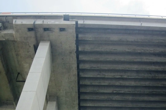  Ngày 2-8, Sở Giao thông Vận tải TP HCM cho biết đã tiếp nhận thông tin về việc một số trang mạng xã hội phản ánh cầu Phú Mỹ xuất hiện vết nứt bất thường.