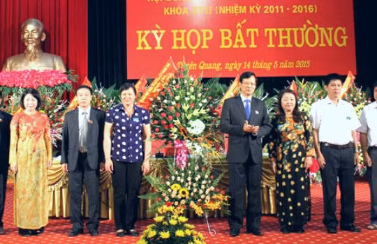 Ông Phạm Minh Huấn (thứ 4 từ phải sang), tân Chủ tịch UBND tỉnh Tuyên Qang. Ảnh: tuyenquang.gov.vn