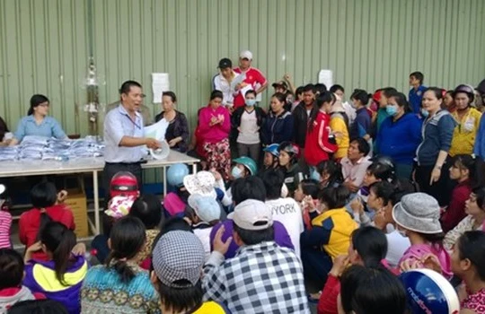 Các cơ quan chức năng huyện Hóc Môn hướng dẫn CN làm thủ tục khởi kiện ra tòa đòi quyền lợi.