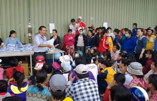 Các cơ quan chức năng huyện Hóc Môn hướng dẫn CN làm thủ tục khởi kiện ra tòa đòi quyền lợi.