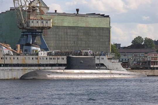 Tàu ngầm Kilo trước vùng nước của Nhà máy Admiralty ở St. Petersburg, Nga - Ảnh: Nhà máy