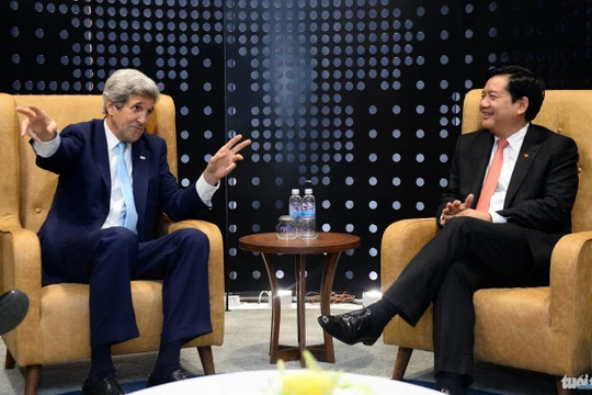 Bí thư Thành ủy TP.HCM Đinh La Thăng gặp gỡ Ngoại trưởng Mỹ John Kerry tối 24-5 - Ảnh: Thuận Thắng