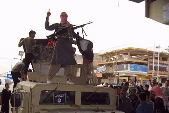 Video chiến binh Yemen tấn công tiêu diệt căn cứ quân Arab Saudi