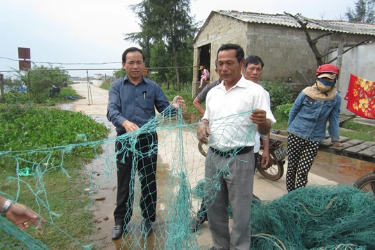Lưới của ngư dân Cửa Việt bị tàu Trung Quốc phá hoại - Ảnh: Nguyễn Phúc