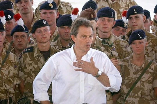Cựu Thủ tướng Anh Tony Blair tại một căn cứ ở Basra, Iraq với các binh sĩ Anh