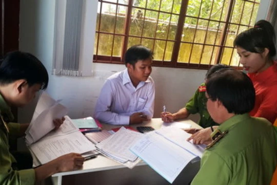 Cơ quan chức năng kiểm tra các giấy tờ kinh danh tại cơ sở Phụng Quần 2 - Ảnh tư liệu.