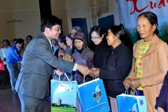 Ông Trần Ngọc Nguyên trong một lần trao quà cho người nghèo ở huyện Bình Sơn