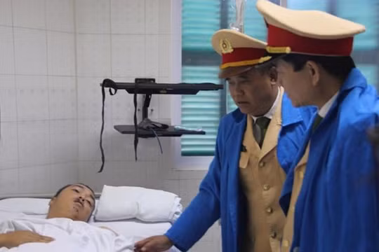 Thiếu tướng Trần Sơn Hà và lãnh đạo Phòng CSGT Hà Nội thăm hỏi thượng úy Đạt. Ảnh: N.H.