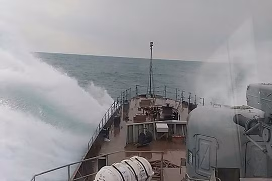 Chiến hạm Gepard 3.9 của Việt Nam rẽ sóng thử nghiệm ở Novorossiysk trên Biển Đen, cuối năm 2016