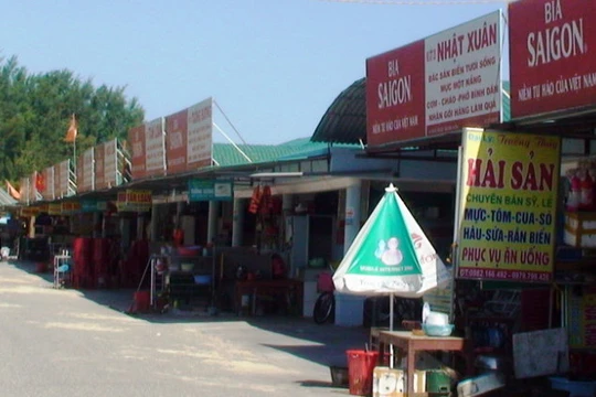 Hầu như các nhà hàng ở khu du lịch Thiên Cầm đều treo biển báo in hình bia Sài Gòn