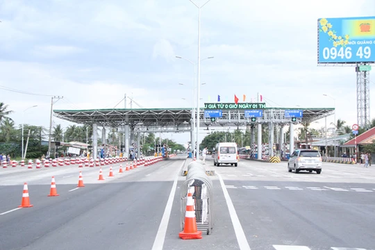 Trạm thu phí Cai Lậy (Tiền Giang). Ảnh: Tiền Phong