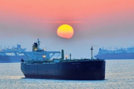 Tàu chở dầu trên Vịnh Oman (Ảnh: Financial Times)