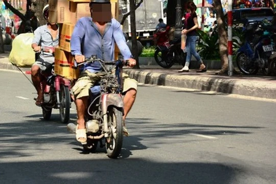 Một xe “cà tàng” lưu thông trên đường ở TP.HCM