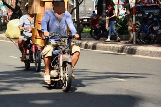 Một xe “cà tàng” lưu thông trên đường ở TP.HCM