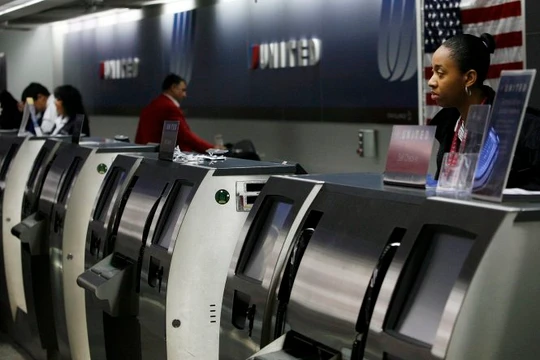 Các khu giao dịch trống không vì không thể hoạt động của hàng không United Airlines vào sáng thứ tư - Ảnh: Reuters