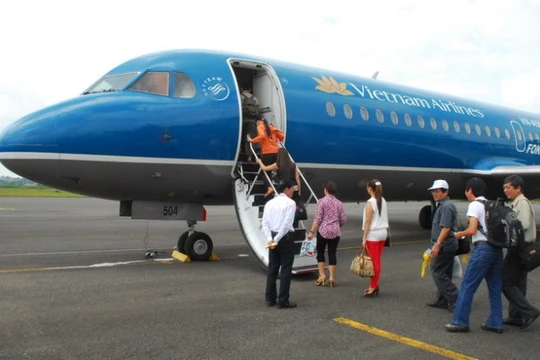 Hành khách lên máy bay Vietnam Airlines - Ảnh: Hoàng Thạch Vân