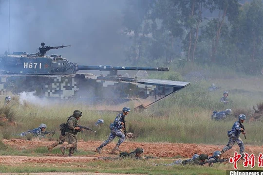Binh sĩ Trung Quốc và Nga tập trận đổ bộ chiếm đảo