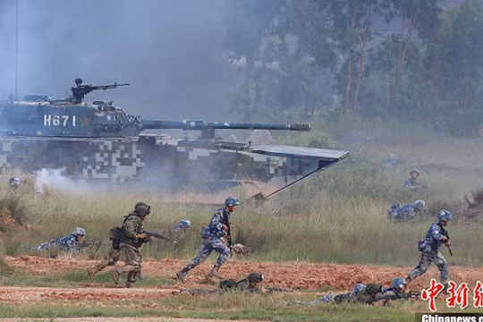 Binh sĩ Trung Quốc và Nga tập trận đổ bộ chiếm đảo