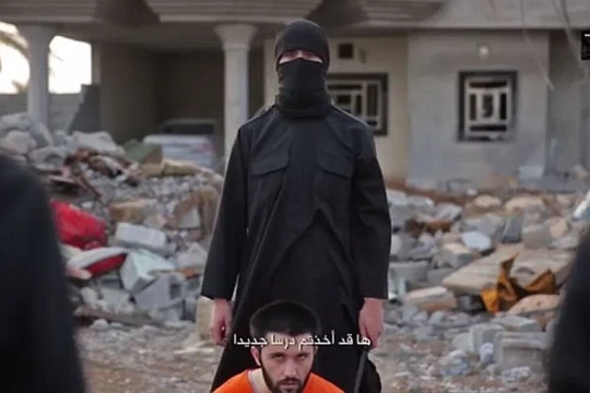 Thành viên IS hành quyết một tù nhân. (Nguồn: dailymail)