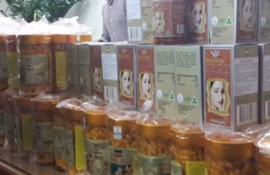 Một phần sản phẩm thực phẩm chức năng giả bị cảnh sát thu giữ.