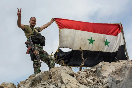 Binh sĩ Syria với lá cờ chiến thắng (ảnh minh họa)