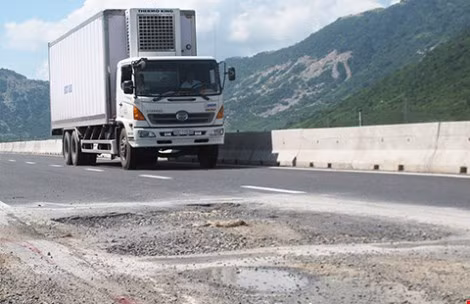 Điểm hỏng mới trên quốc lộ mở rộng đoạn qua xã Vạn Thọ, huyện Vạn Ninh (Khánh Hòa). Ảnh: TẤN LỘC