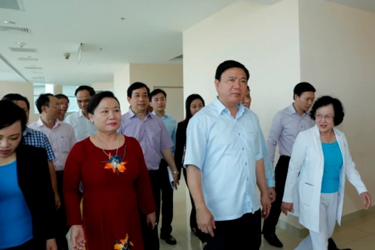 Bà Trần Thị Lâm - Chủ tịch HĐQT Tập đoàn Hoa Lâm đưa Bí thư Đinh La Thăng và Bộ trưởng Nguyễn Thị Kim Tiến đi thăm Khu Y tế kỹ thuật cao HoaLam - Shangri - La