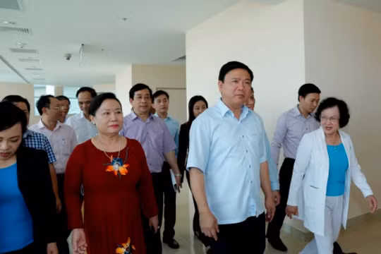 Bà Trần Thị Lâm - Chủ tịch HĐQT Tập đoàn Hoa Lâm đưa Bí thư Đinh La Thăng và Bộ trưởng Nguyễn Thị Kim Tiến đi thăm Khu Y tế kỹ thuật cao HoaLam - Shangri - La