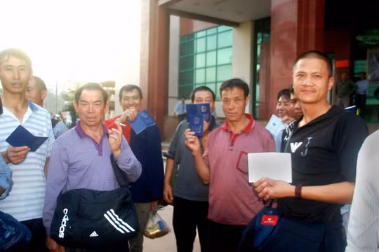 Đoàn du khách Trung Quốc nhập cảnh Việt Nam tại cửa khẩu quốc tế Lào Cai, trong số này có bốn hộ chiếu bị đóng dấu hủy vì có “đường lưỡi bò” - Ảnh: HỒNG THẢO